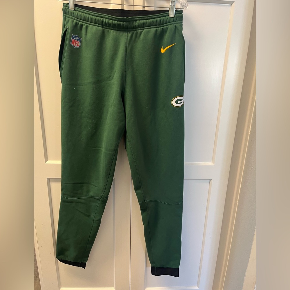 Green Bay Packers on-field apparel Nike NFL Equipment sweatpants.